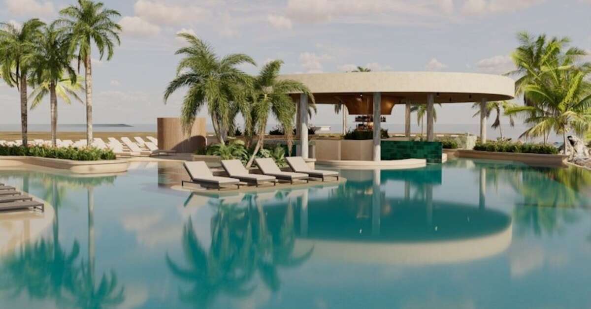 Zwembad van TUI BLUE Cura&ccedil;ao met ligbedden, swim-up bar en palmbomen